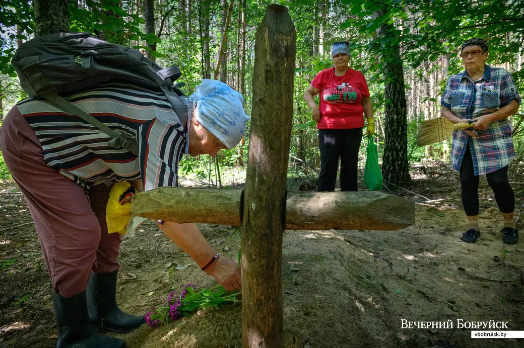 02.07.2022. Глушанский сельский Совет. Жители деревни Евсеевичи Глусского района отправились к местам захоронений на месте сожженых деревень в урочищах Белые, Парщаха,