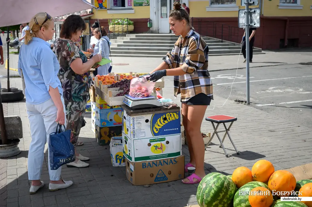 07.07.2022. Бобруйск. Торговля у центрального рынка.