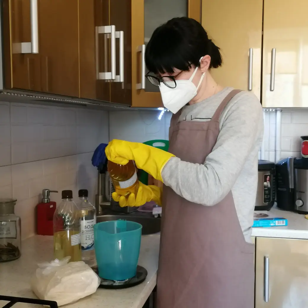Наряд мыловара в процессе работы. Щелочь добавляется в воду, а не наоборот.