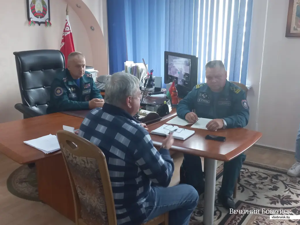 15.07.2022. Пресс-конференция в Бобруйском ГРОЧС. Слева – начальник горрайотдела по ЧС Андрей Бабин, спиной к нам – председатель городского ОСВОДа Вячеслав Кравченко,