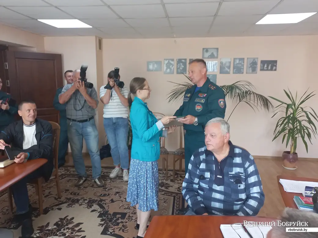 15.07.2022 Пресс-конференция в Бобруйском ГРОЧС. Диплом Маргарите Подобед вручает начальник Бобруйского ГРОЧС Андрей Бабин.