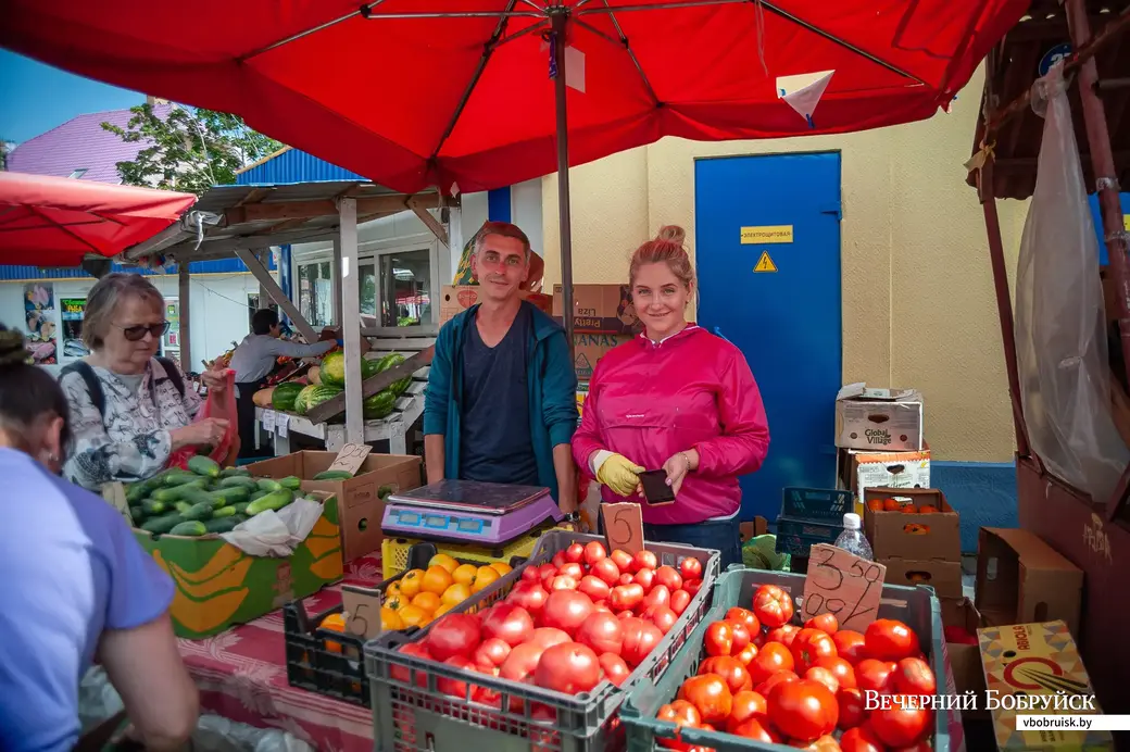 14 июля 2022 г. Продуктовый рынок на ул. Красноармейской. Евгений Росс (слева).