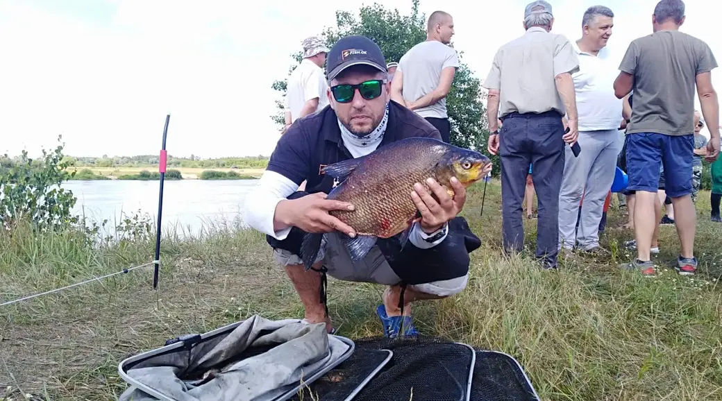 30.07.22. Кубок Бобруйска по рыбной ловле фидером. Анатолий Рекец из Гомеля и лещ весом 5 кг. Фото Дениса Носова