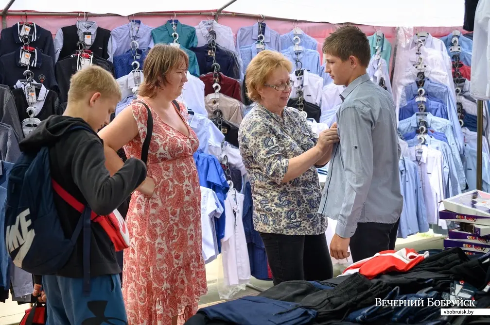 03.08.2022. Бобруйск. Школьный базар возле центрального рынка на улице Социалистической