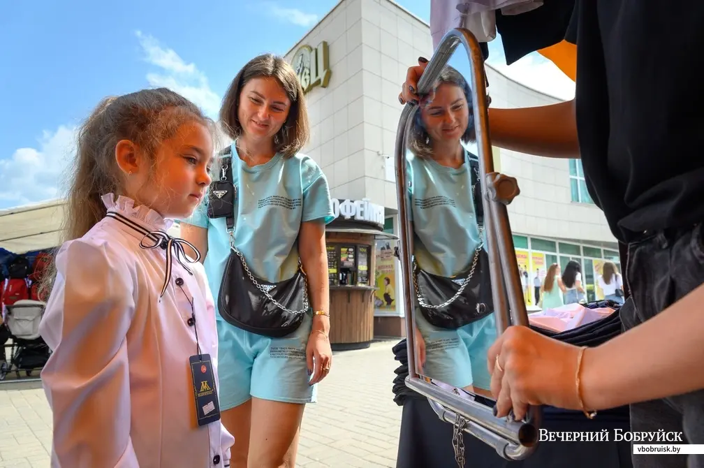 03.08.2022. Бобруйск. Школьный базар возле центрального рынка на улице Социалистической