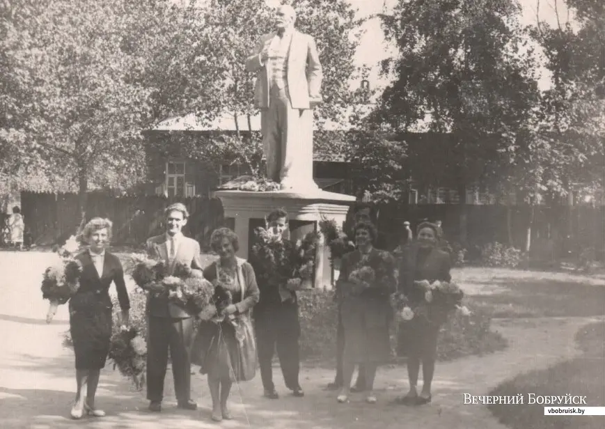 11. Бобруйск, сентябрь 1961 г. После росписи жених (второй слева) и невеста (третья слева) с друзьями.
