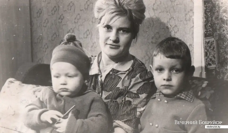 14. Зоя Даниловна Пустовая с сыновьями, конец 1960-х.
