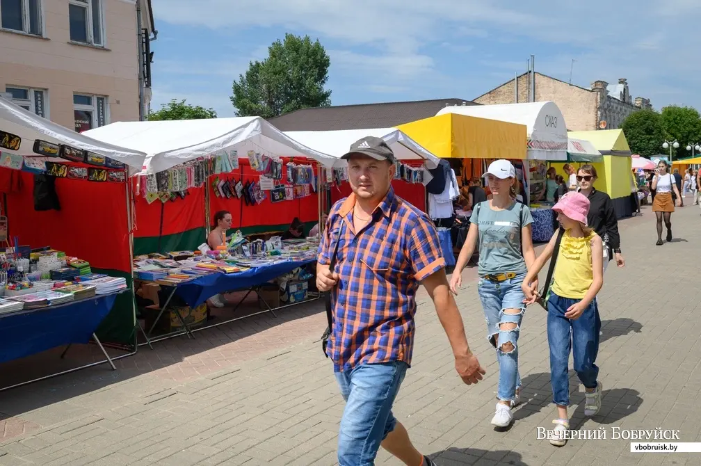 03.08.2022. Бобруйск. Школьный базар возле центрального рынка на улице Социалистической