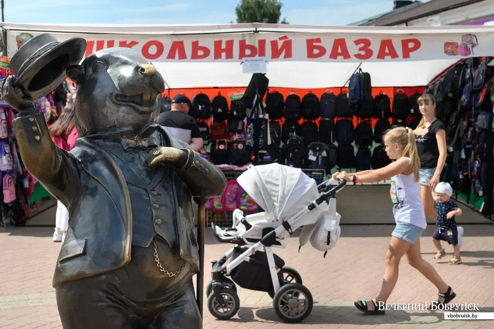 03.08.2022. Бобруйск. Школьный базар возле центрального рынка на улице Социалистической
