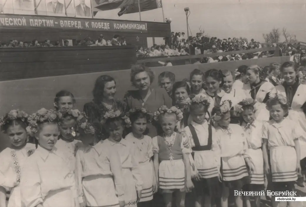 1. Бобруйск, 1950-е. Зоя – в верхнем ряду, четвертая справа.