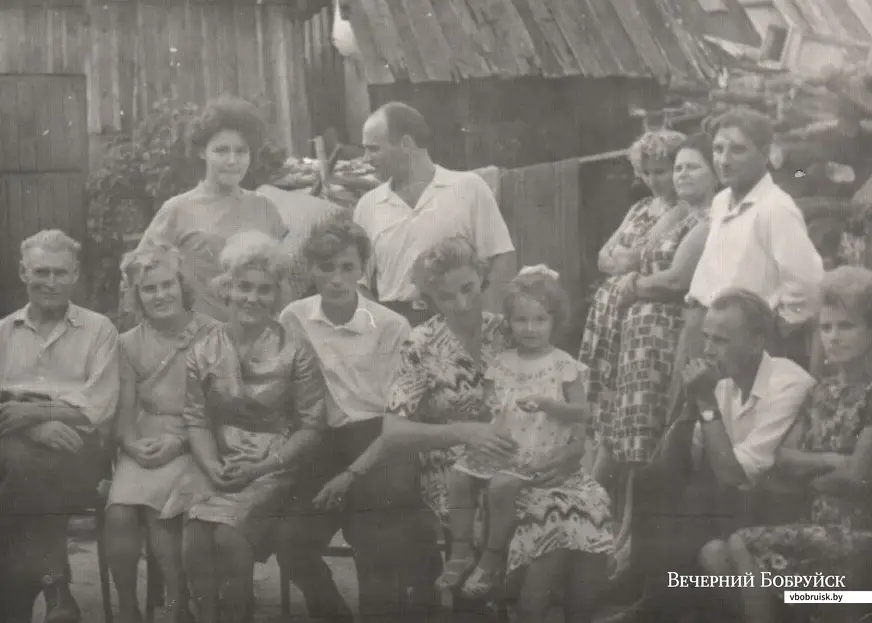 7. Семейное фото с отцом, сестрой, ее будущим мужем и его родней.