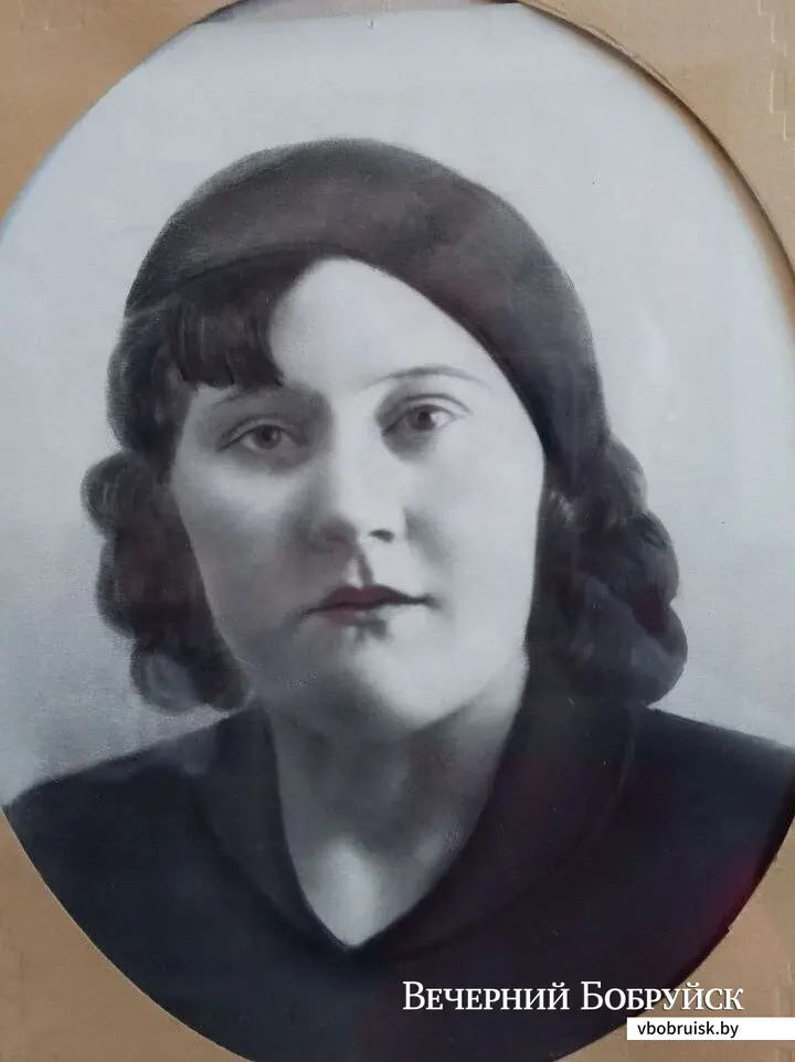 Мама Зои Даниловны, Надежда Михайловна Бирюкова, здесь ей около 40 лет.