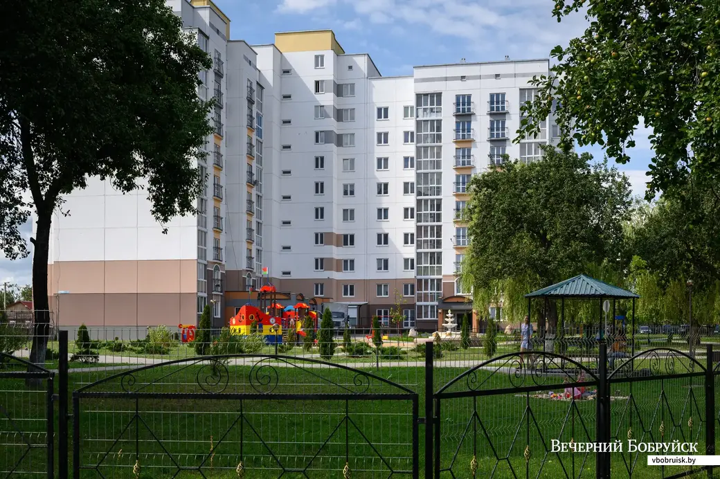 Двор внутри жилого комплекса на ул. Социалистической.