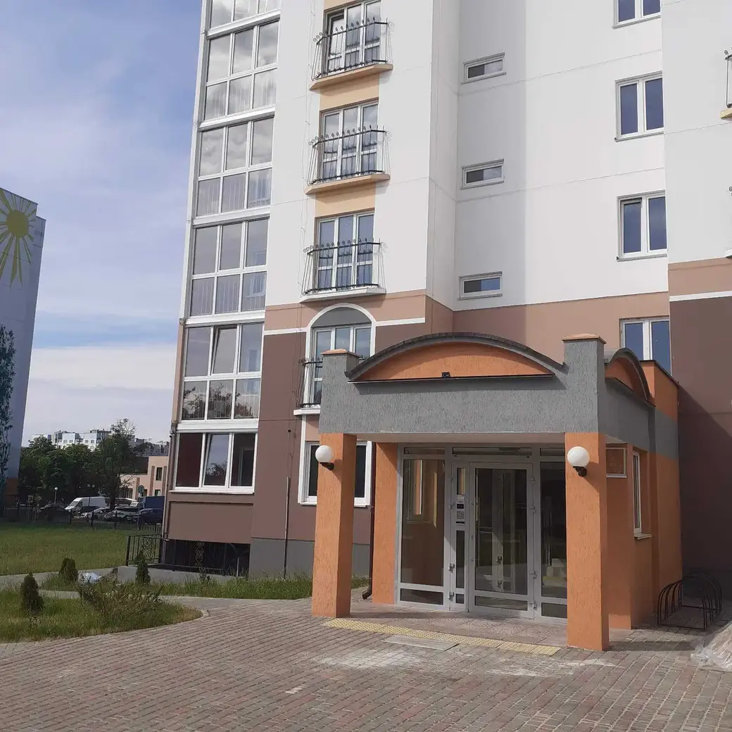 Современная входная группа в жилом комплексе.