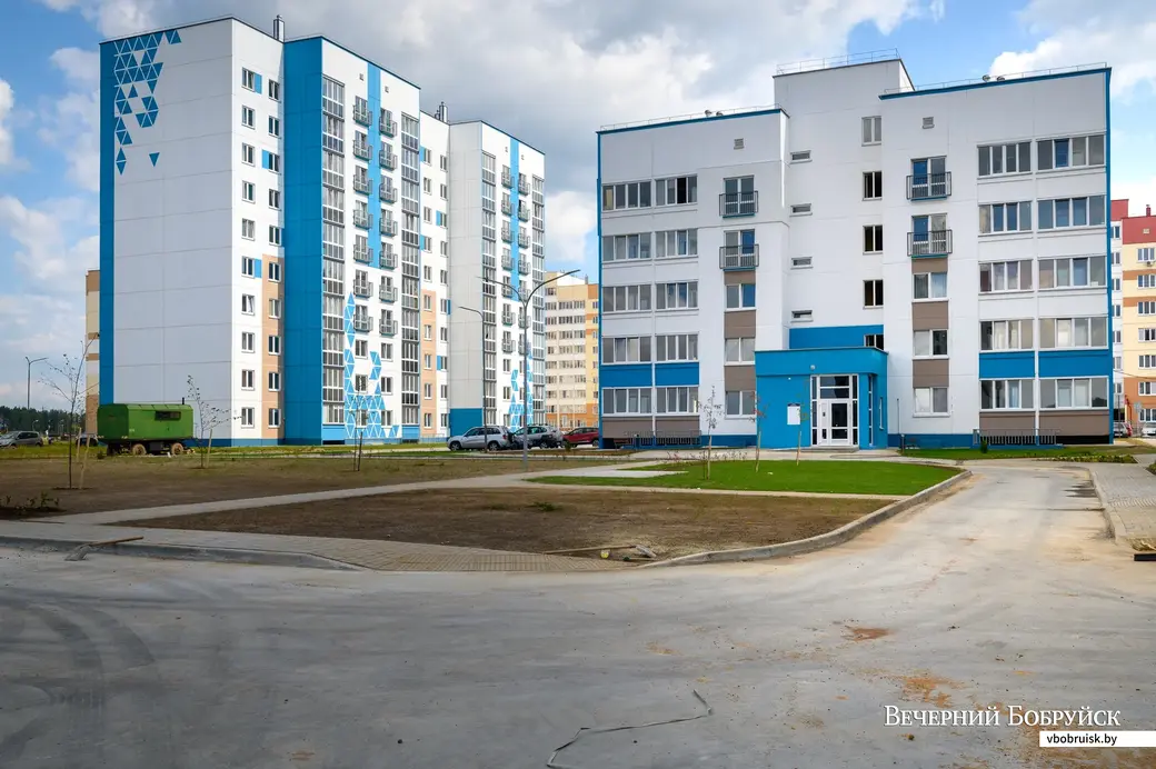 Август 2022 года. ОАО «Бобруйский завод крупнопанельного домостроения» строит новые дома в микрорайоне «Молодежный»