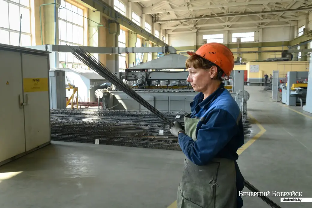 ОАО «Бобруйский завод крупнопанельного домостроения» в лицах. Сварщик сеток Татьяна Бокач.