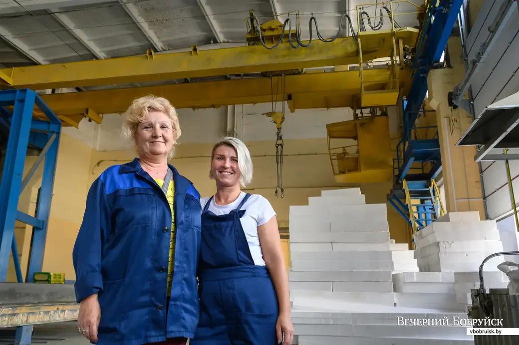 ОАО «Бобруйский завод крупнопанельного домостроения» в лицах. Крановщицы формовочного цеха Елена Зарубо и Елена Сокова.