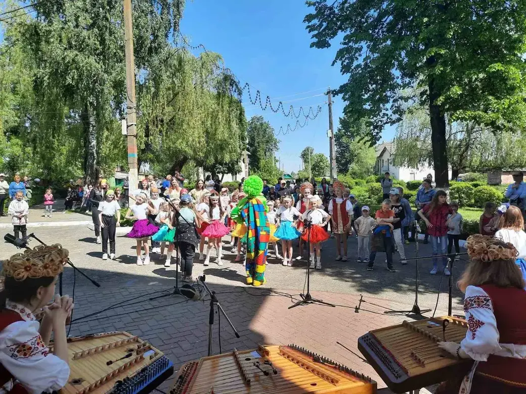 01.06.2022 года. Бобруйск. Праздник ко Дню защиты детей. Выступают коллективы Центра культуры и досуга Ленинского района. Фото из архива bobrlen.gov.by.