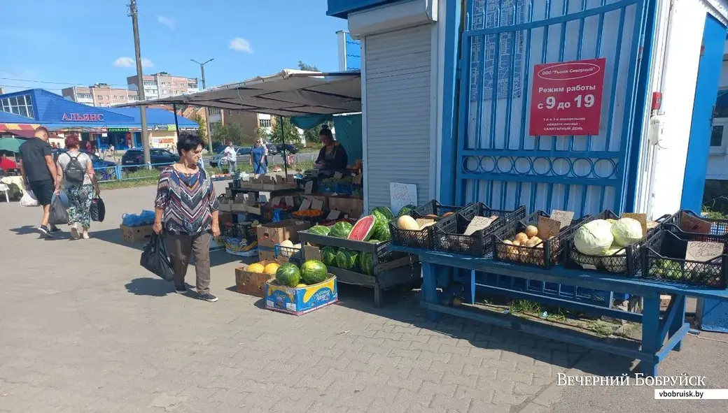 11.08.2022. Бобруйск, рынок «Северный». Некоторые покупатели предпочитают затариваться сразу у входа на рынок.