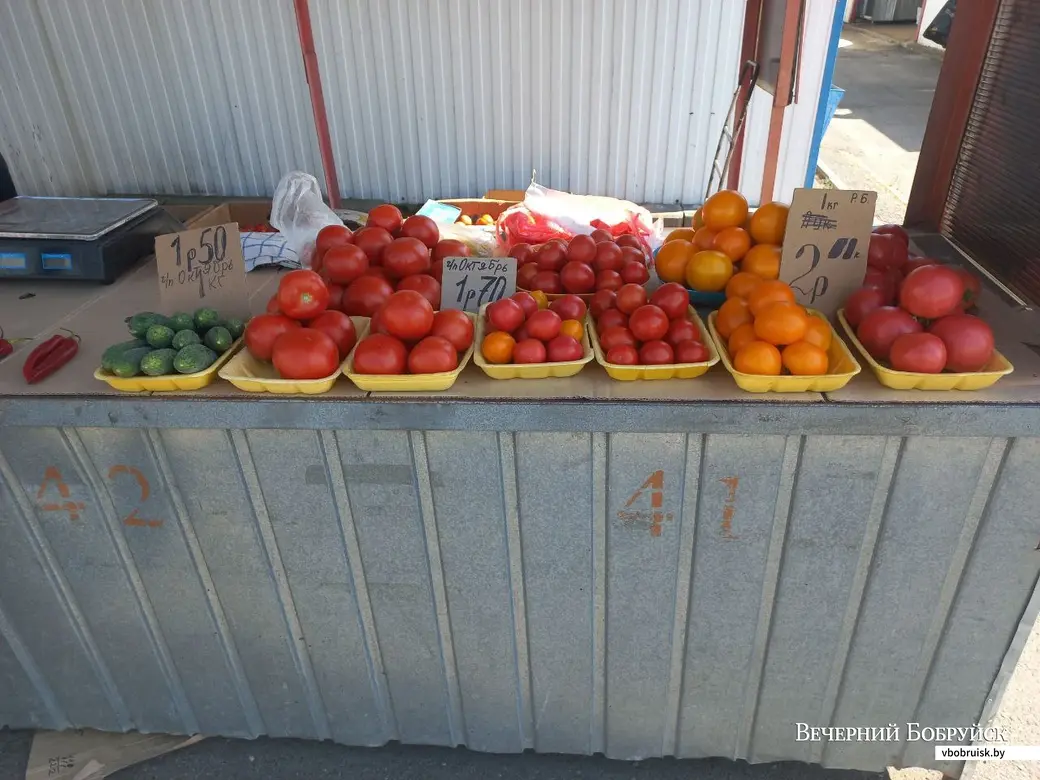 11.08.2022. Бобруйск, рынок «Северный». Помидоры на любой вкус из городского посёлка Октябрьский.