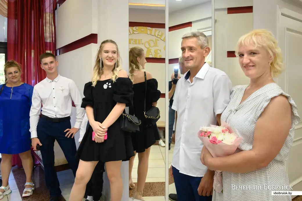 19.08.2022. Бобруйск. Свадьба недели. Наталья и Александр. Слева от молодоженов - свидетели: дочь Натальи Снежана и ее молодой человек Владислав.