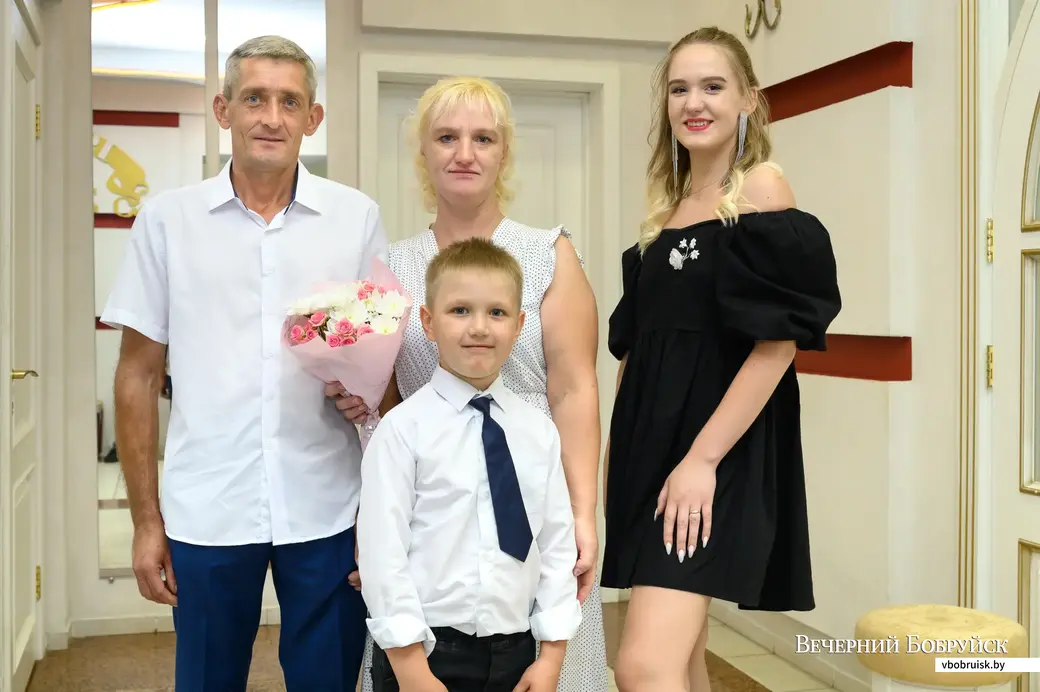 19.08.2022. Бобруйск. Свадьба недели. Наталья и Александр. Первоклассник Миша, сын Натальи, пока мал для роли свидетеля, но во время церемонии стоял рядом с женихом и