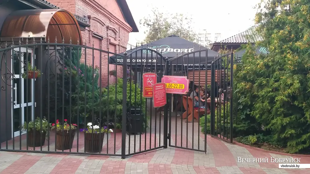 Вход на летнюю площадку «Пицца Браво».