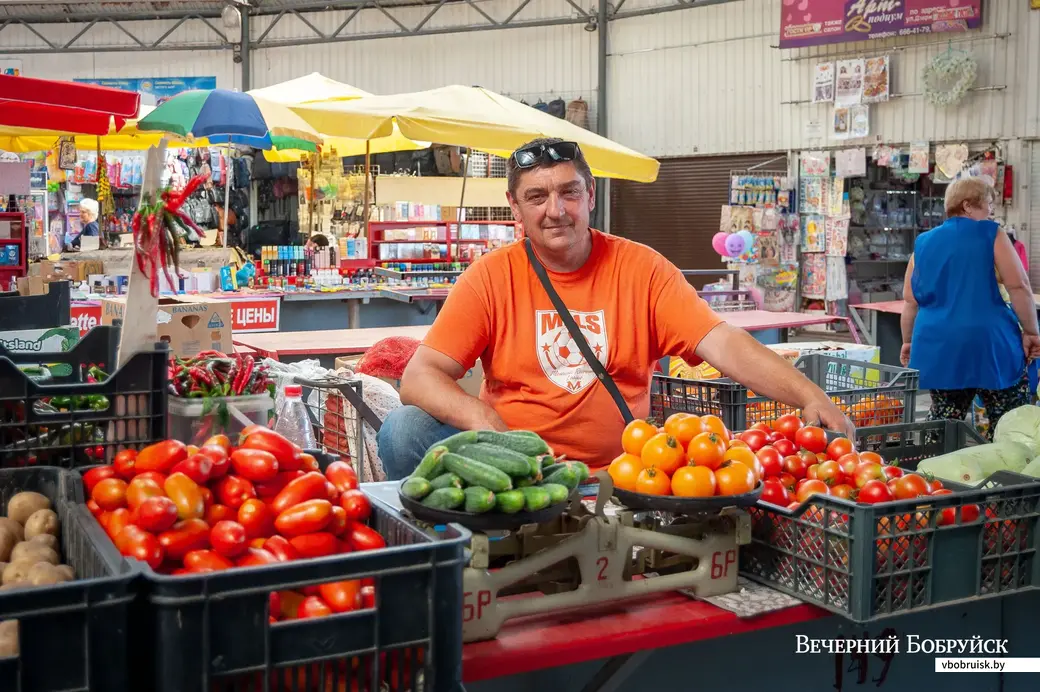 Виктор Новожилов с продукцией со своего участка.