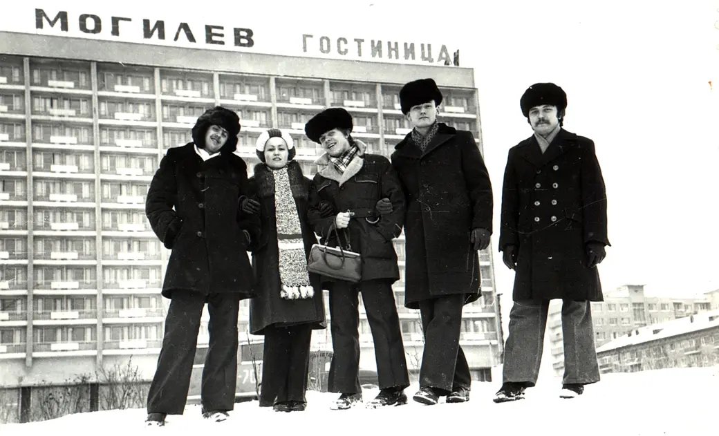 Ну, как же не сфотографироваться на фоне такой гостиницы. Могилев, 1970- годы.