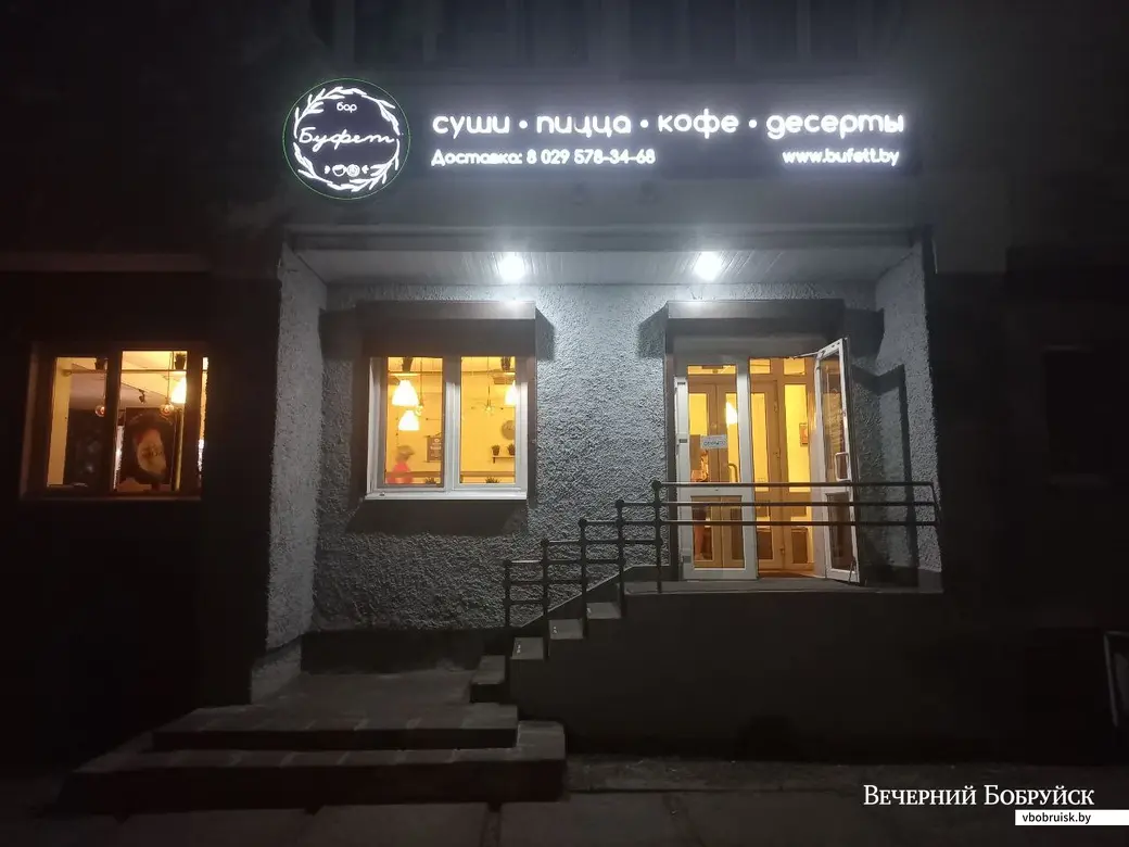 Вечером многочисленные лампы и лампочки кафе так и манят мягким светом.