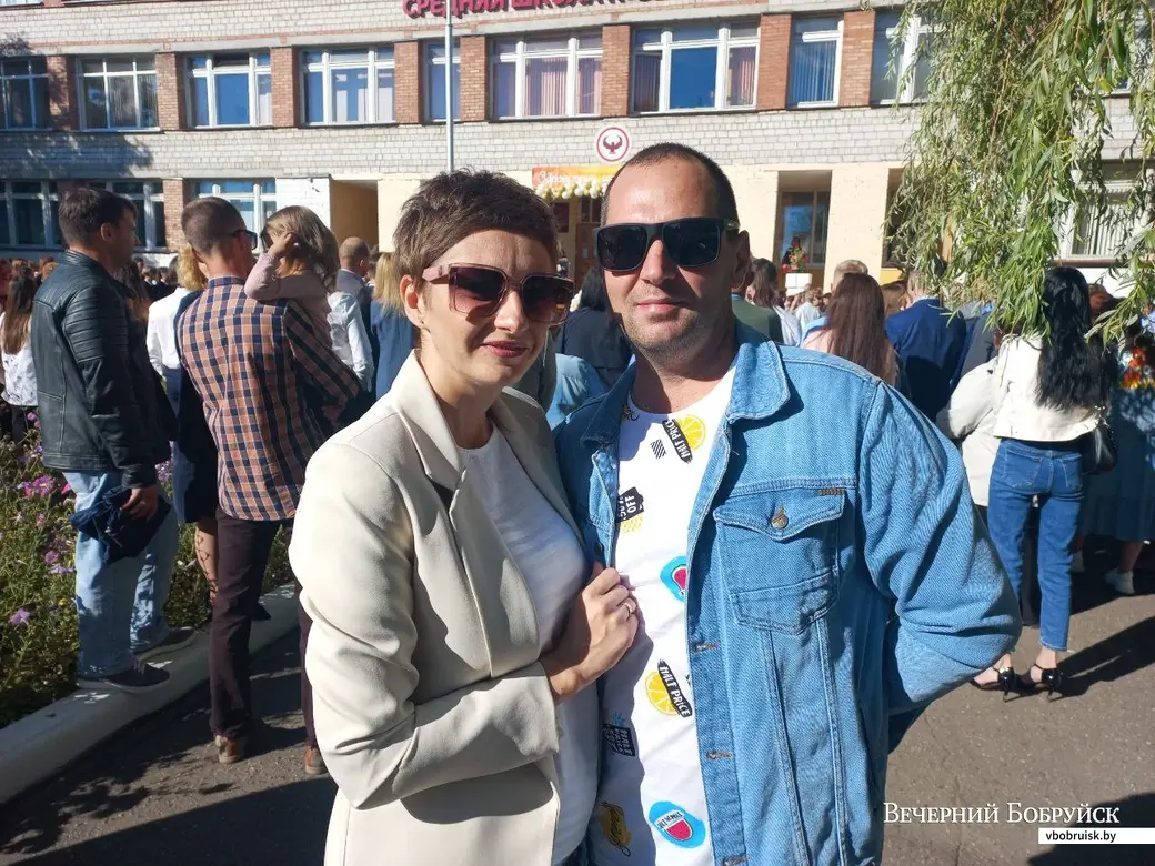01.09.2022. Торжественная линейка в СШ №31. Родители первоклассника Захара.