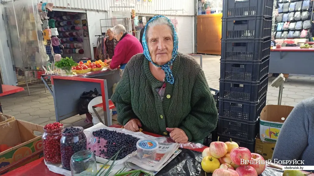 Центральный рынок Бобруйска, 2 сентября 2022 года. 78-летняя Людмила Терещенко продает черную ягоду по 5-6 рублей за литровую баночку.