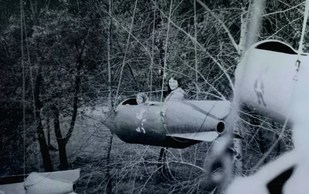 Бобруйский городской парк культуры и отдыха. 1980 год. Наталья с друзьями, семьей Потаниных, на аттракционе «Ракета» (был у нас и такой).