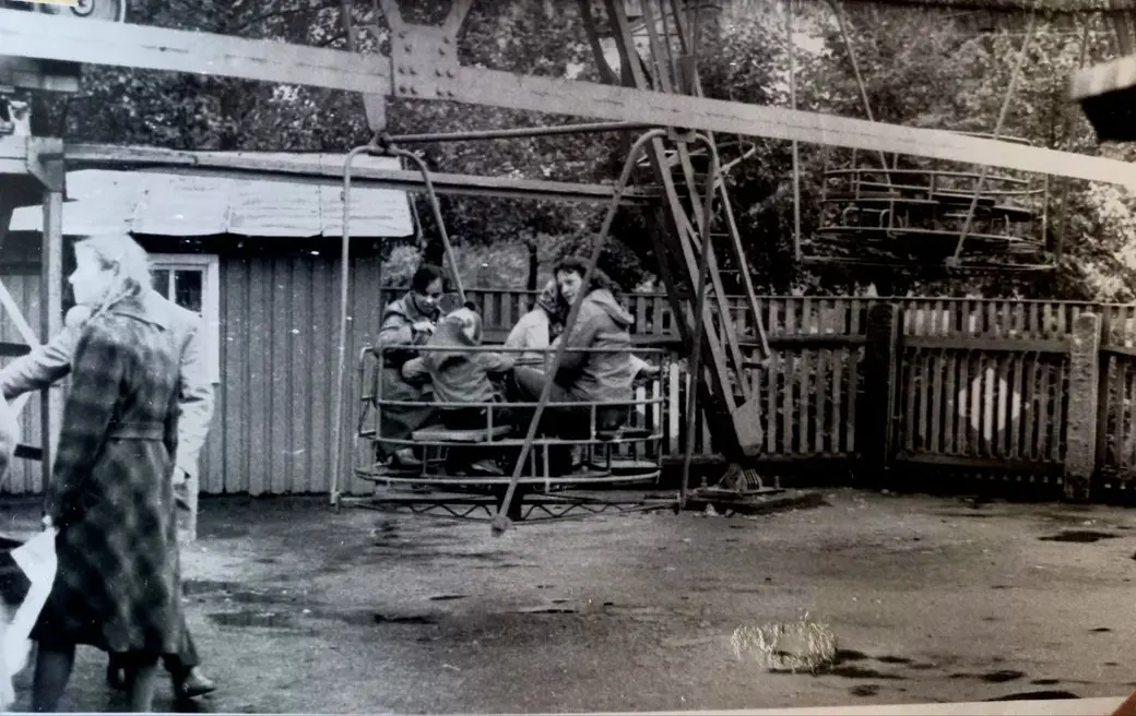 Бобруйский городской парк культуры и отдыха. 1980 год. Наталья с друзьями, семьей Потаниных, на колесе обозрения.