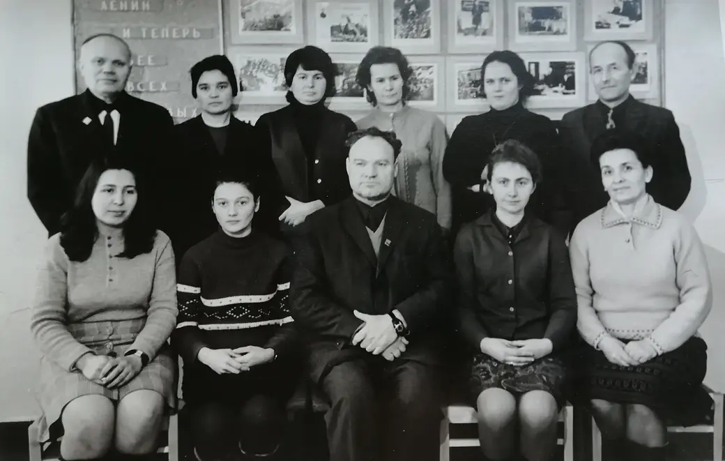 Директор Иван Осипович Шувалов с коллективом архива. Фото из личного архива И. Шувалова.
