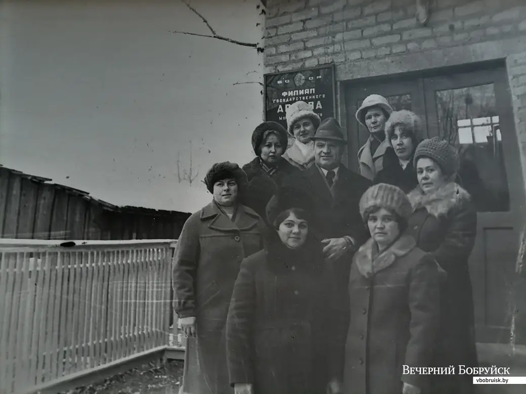 Директор Иван Осипович Шувалов с коллективом архива. Фото из личного архива И. Шувалова.