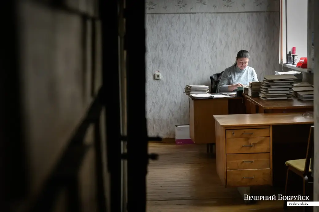 Зональный государственный архив в г. Бобруйске. Елена Калашникова, ведущий архивист отдела сохранности и использования документов, за работой.
