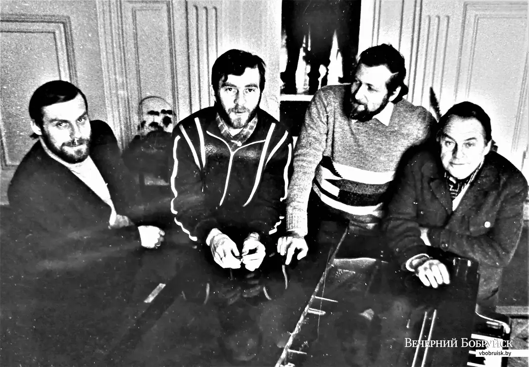Владимир Браиловский (второй справа) старался особо не выделяться.