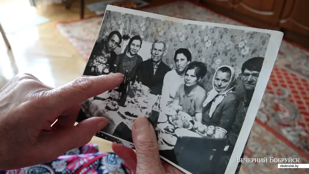 «А эта мы, родныя, сабраліся ў Біскупке. Вот я, вторая злева, маладая», – показывает на фото Валентина Михайловна. Фото: Денис НОСОВ.
