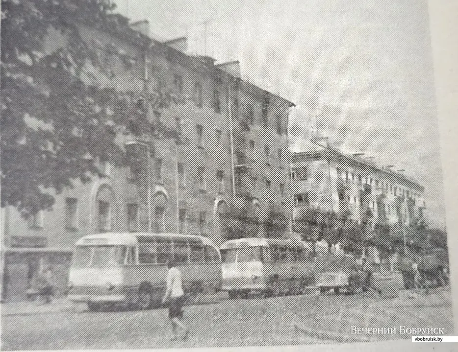 Бобруйск 1960-х: с общественным транспортом тогда в городе была напряженка. Фото из историко-экономического очерка «Бобруйск» 1965 года издания.