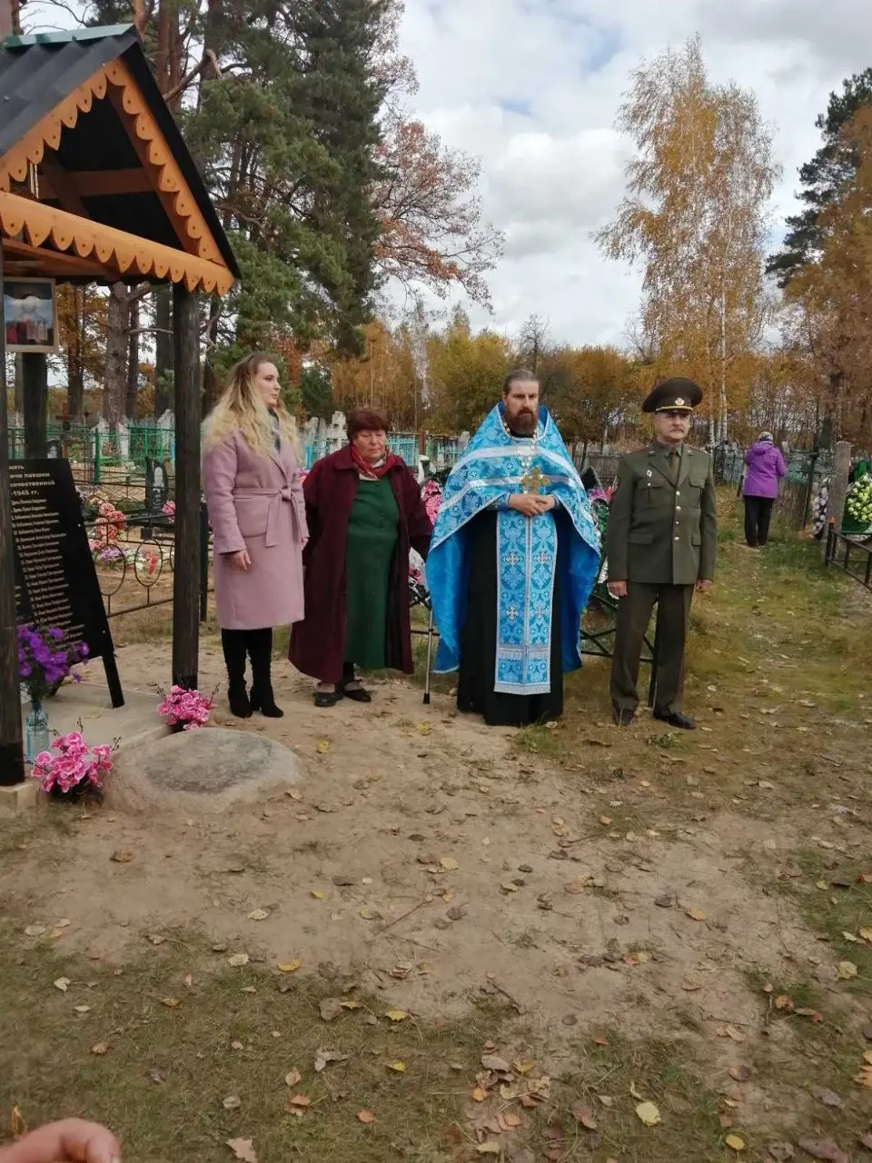 14.10.2022. д. Шейпичи. Местная жительница Людмила обратилась к соседям и гостям, поблагодарила Валентину Михайловну и всех, кто принял участие в создании мемориальной