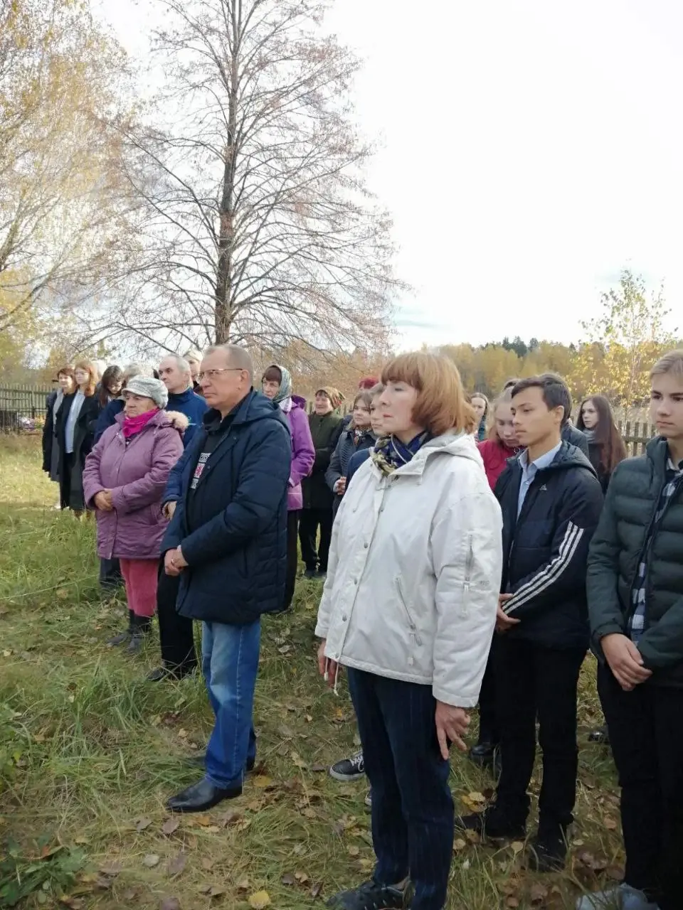 14.10.2022. д. Шейпичи. На церемонию освящения мемориальной доски пришли учащиеся Елизовской средней школы и жители деревни.