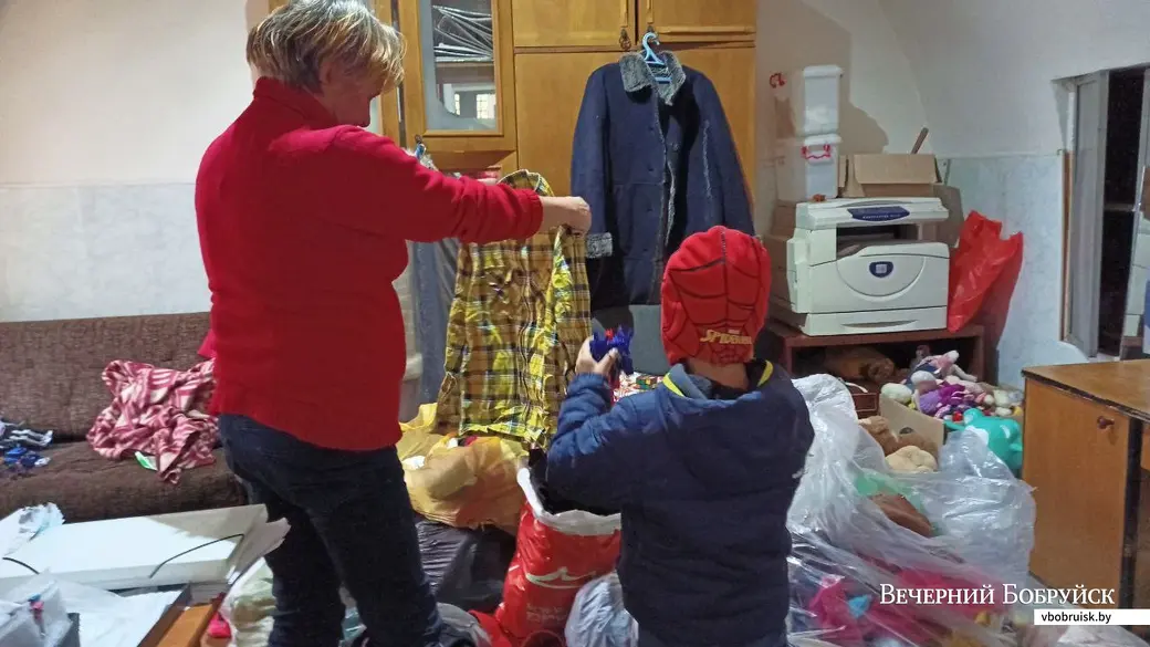 «Справедливая помощь» помогает нуждающимся одеждой и продуктами питания.