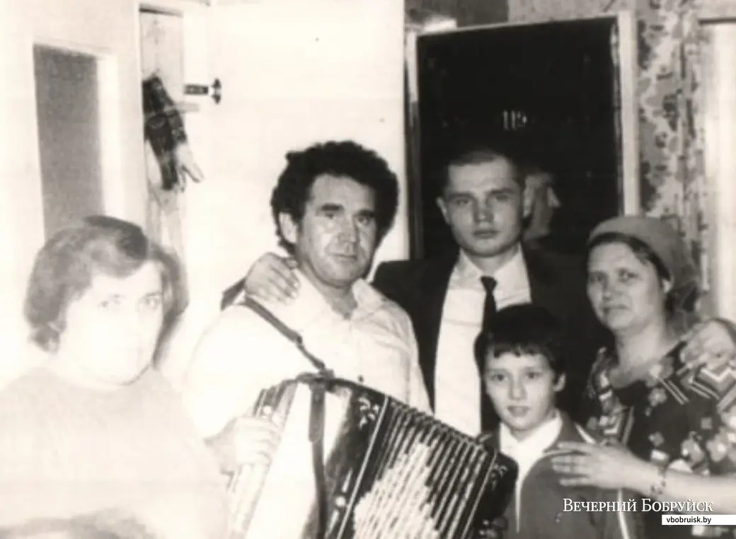 13. Александр Михайлович с гармошкой празднует с семьей и соседями 1 мая. .