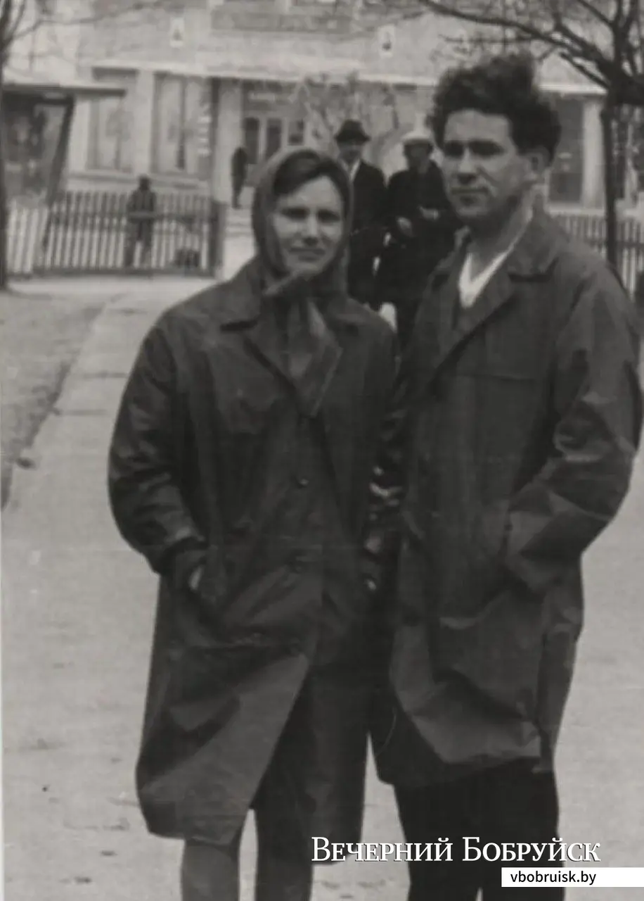 6. Зина и Саша на прогулке по городу, 1962 год.