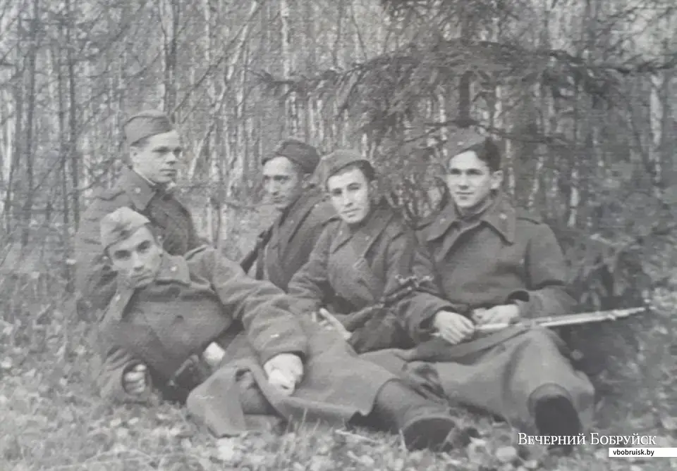 6. Александр Гурин (справа) с сослуживцами.