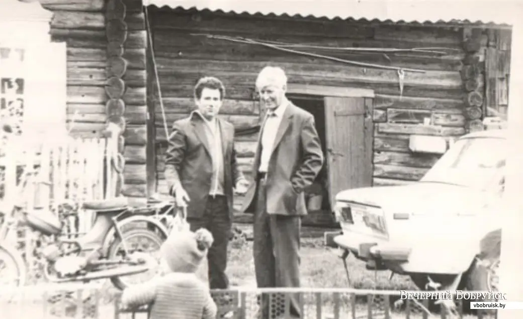 16. Александр и зять с Украины в белорусской деревне Кныши.