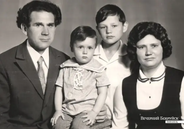 10. Семья Гуриных: Александр Михайлович, Зинаида Васильевна, Саша и Андрей.
