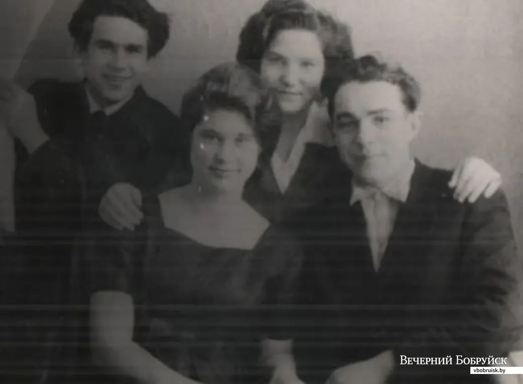 7. Во время учебы в Саратове с друзьями, Александр – слева.