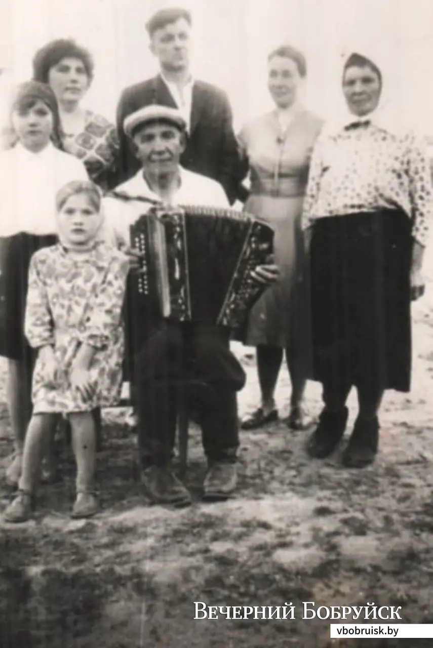 1967 г. 8-летняя Рая с родными в гостях у тети в дереве Славковичи, что 10 км от Хоромцов. Родня собралась на Троицу.